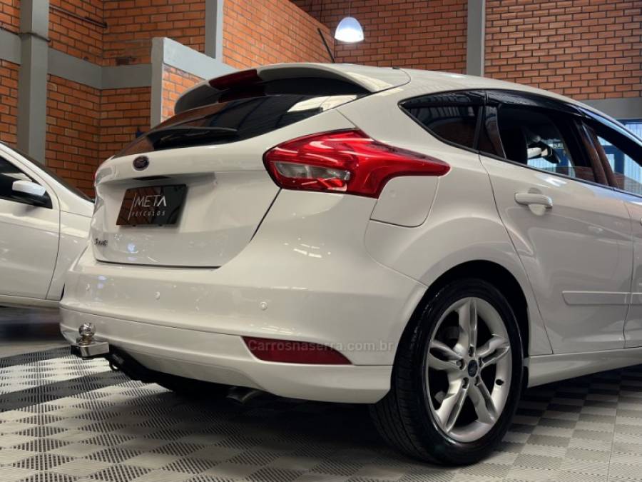 FORD - FOCUS - 2017/2018 - Branca - R$ 74.990,00
