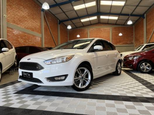 FORD - FOCUS - 2017/2018 - Branca - R$ 74.990,00