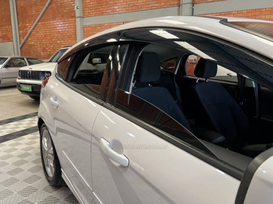 FORD - FOCUS - 2017/2018 - Branca - R$ 74.990,00