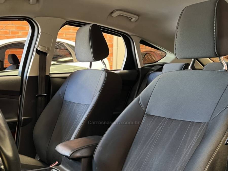 FORD - FOCUS - 2017/2018 - Branca - R$ 74.990,00