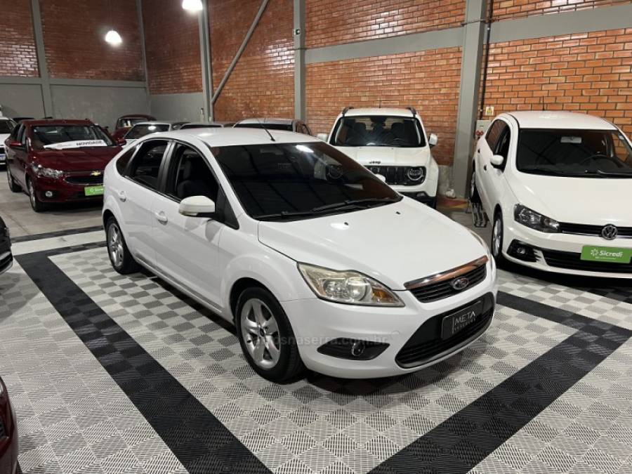 FORD - FOCUS - 2012/2013 - Branca - R$ 48.990,00