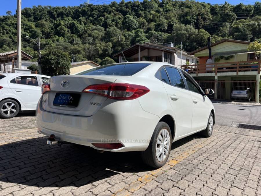 TOYOTA - YARIS - 2020/2020 - Branca - R$ 79.990,00