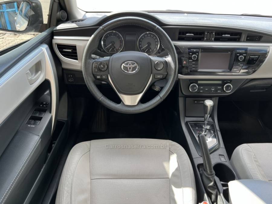 TOYOTA - COROLLA - 2014/2015 - Prata - R$ 86.990,00