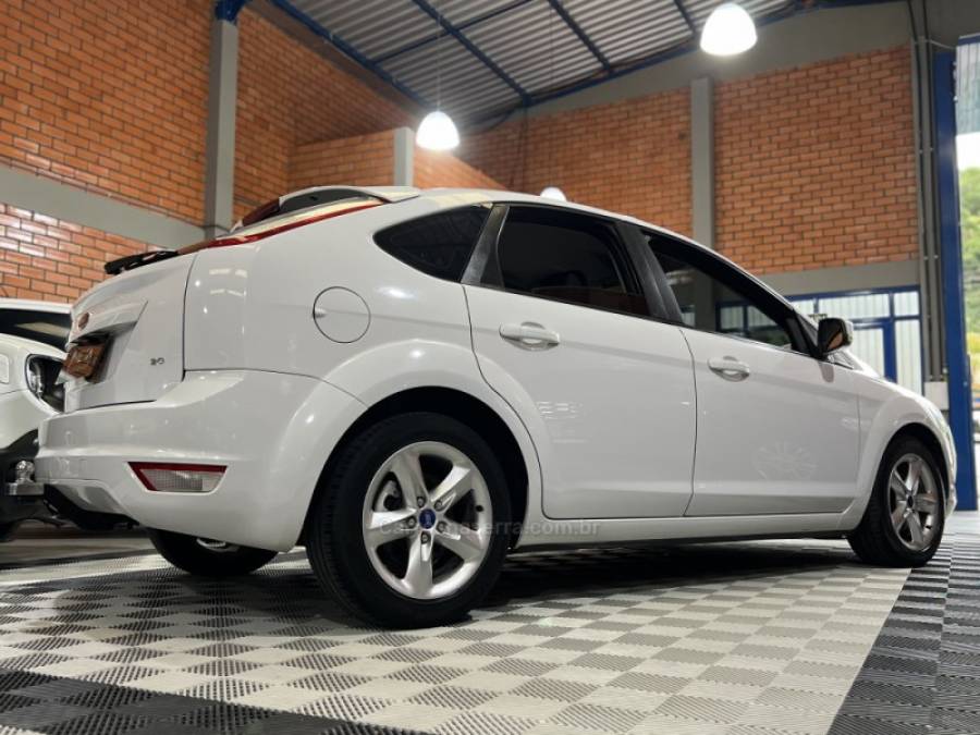 FORD - FOCUS - 2012/2013 - Branca - R$ 48.990,00