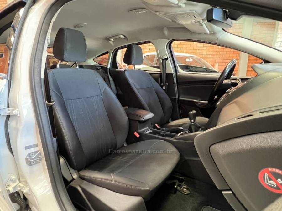 FORD - FOCUS - 2017/2018 - Branca - R$ 74.990,00