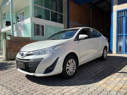 TOYOTA - YARIS - 2020/2020 - Branca - R$ 79.990,00