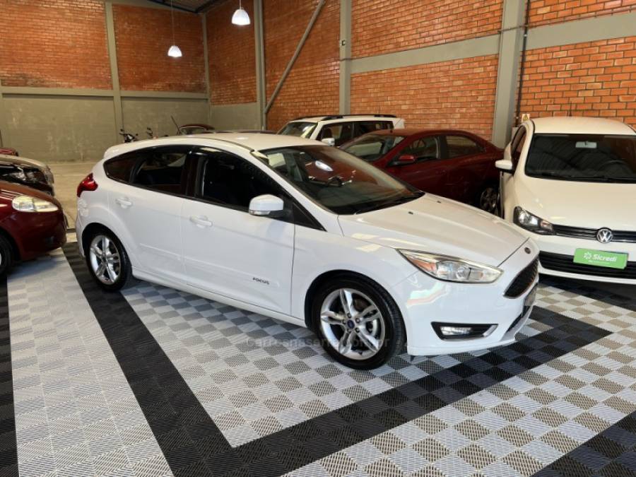 FORD - FOCUS - 2017/2018 - Branca - R$ 74.990,00