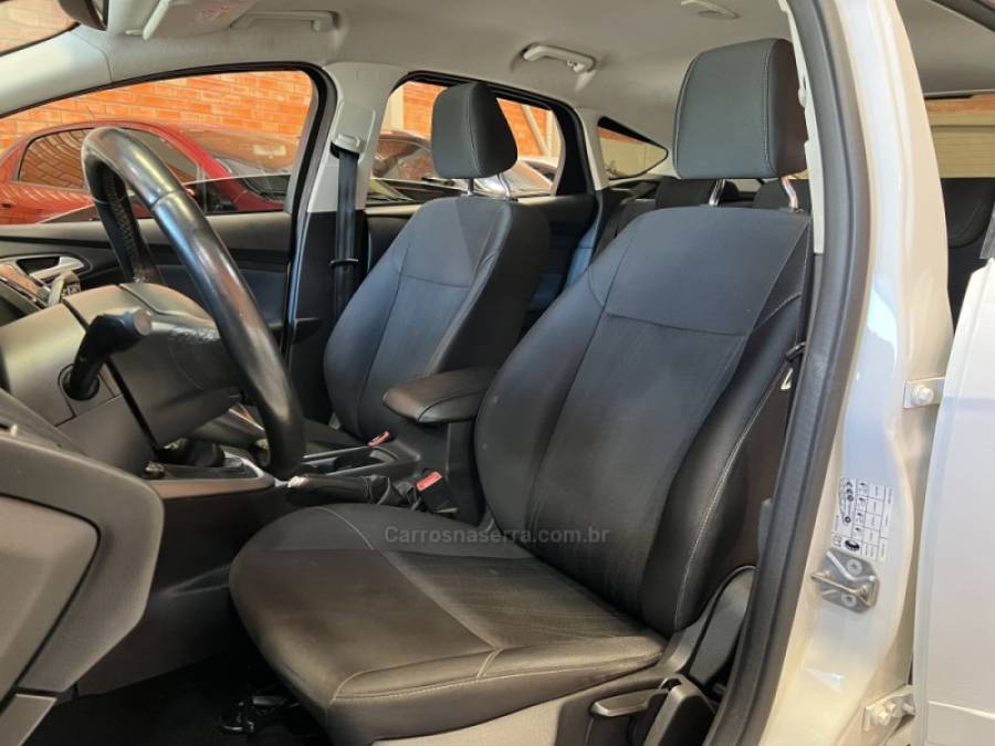FORD - FOCUS - 2017/2018 - Branca - R$ 74.990,00