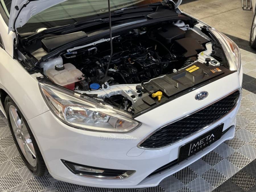 FORD - FOCUS - 2017/2018 - Branca - R$ 74.990,00