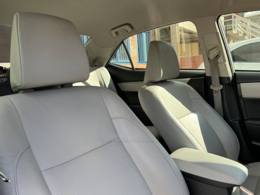 TOYOTA - COROLLA - 2014/2015 - Prata - R$ 86.990,00