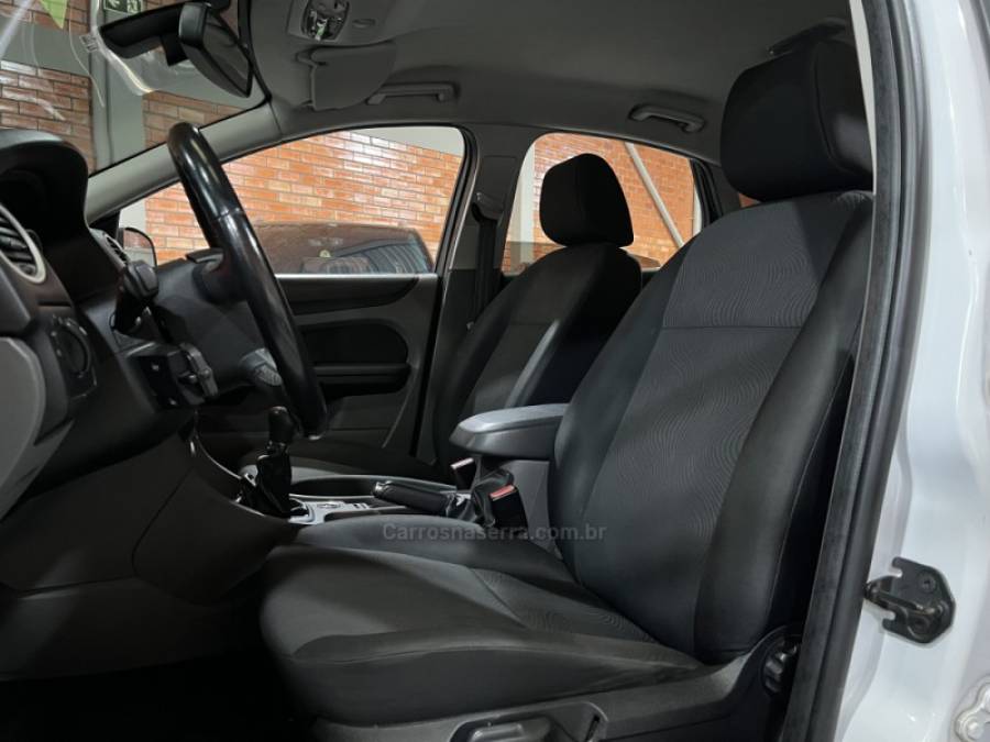 FORD - FOCUS - 2012/2013 - Branca - R$ 48.990,00