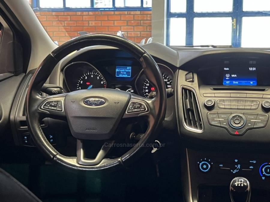FORD - FOCUS - 2017/2018 - Branca - R$ 74.990,00
