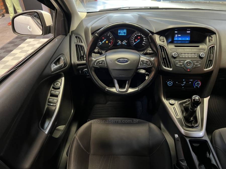 FORD - FOCUS - 2017/2018 - Branca - R$ 74.990,00