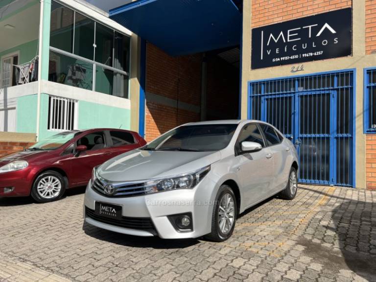 TOYOTA - COROLLA - 2014/2015 - Prata - R$ 86.990,00